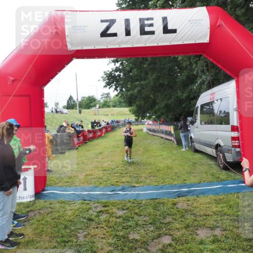 21.06.2025 - 27. Vierlanden-Triathlon MichiJ http://msf.ph/oto/8051264 15.06.2026 15:21:25 Ziel 1348 meine-sportfotos.de