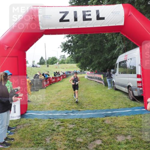 21.06.2025 - 27. Vierlanden-Triathlon MichiJ http://msf.ph/oto/8051268 15.06.2026 15:21:25 Ziel 1348 meine-sportfotos.de