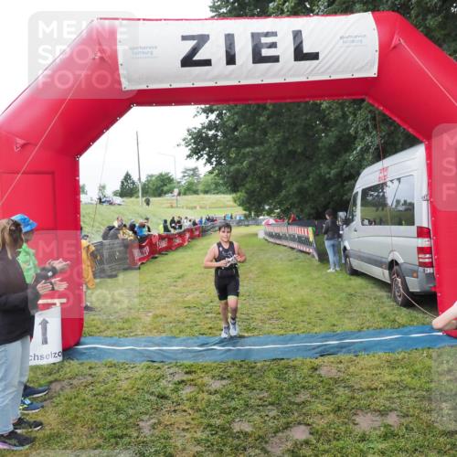 21.06.2025 - 27. Vierlanden-Triathlon MichiJ http://msf.ph/oto/8051273 15.06.2026 15:21:26 Ziel 1348 meine-sportfotos.de