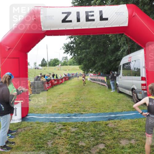 21.06.2025 - 27. Vierlanden-Triathlon MichiJ http://msf.ph/oto/8051277 15.06.2026 15:21:39 Ziel 1339 meine-sportfotos.de