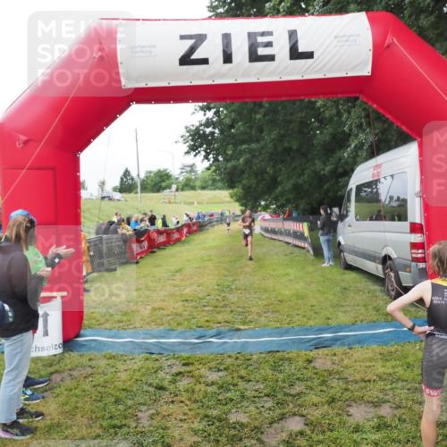 21.06.2025 - 27. Vierlanden-Triathlon MichiJ http://msf.ph/oto/8051283 15.06.2026 15:21:39 Ziel 1339 meine-sportfotos.de