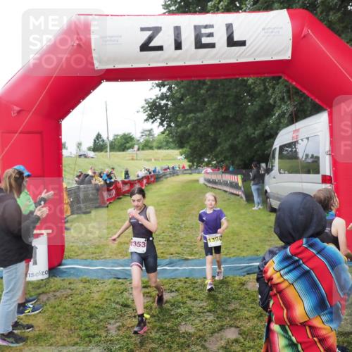 21.06.2025 - 27. Vierlanden-Triathlon MichiJ http://msf.ph/oto/8051313 15.06.2026 15:21:48 Ziel 1339, 1353, 1390 meine-sportfotos.de