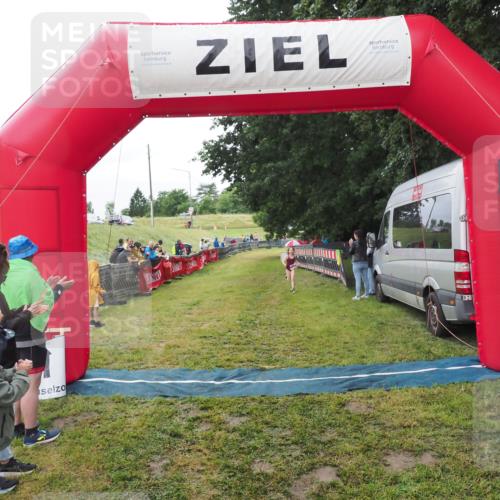 21.06.2025 - 27. Vierlanden-Triathlon MichiJ http://msf.ph/oto/8051315 15.06.2026 15:22:24 Ziel 1354 meine-sportfotos.de