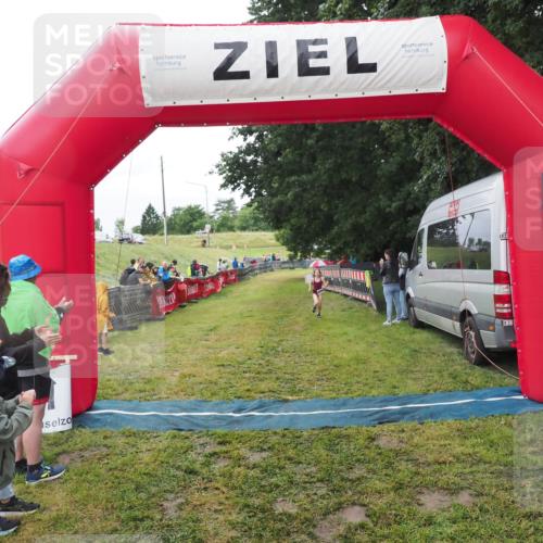 21.06.2025 - 27. Vierlanden-Triathlon MichiJ http://msf.ph/oto/8051316 15.06.2026 15:22:24 Ziel 1354 meine-sportfotos.de