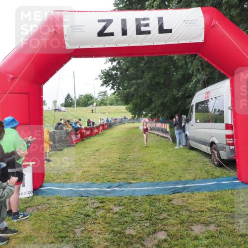 21.06.2025 - 27. Vierlanden-Triathlon MichiJ http://msf.ph/oto/8051317 15.06.2026 15:22:24 Ziel 1354 meine-sportfotos.de