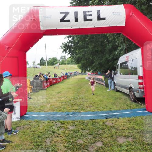 21.06.2025 - 27. Vierlanden-Triathlon MichiJ http://msf.ph/oto/8051323 15.06.2026 15:22:25 Ziel 1354 meine-sportfotos.de