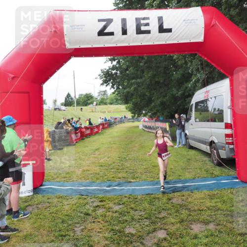21.06.2025 - 27. Vierlanden-Triathlon MichiJ http://msf.ph/oto/8051332 15.06.2026 15:22:26 Ziel 1354 meine-sportfotos.de