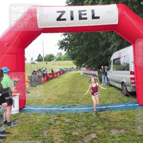 21.06.2025 - 27. Vierlanden-Triathlon MichiJ http://msf.ph/oto/8051333 15.06.2026 15:22:26 Ziel 1354 meine-sportfotos.de