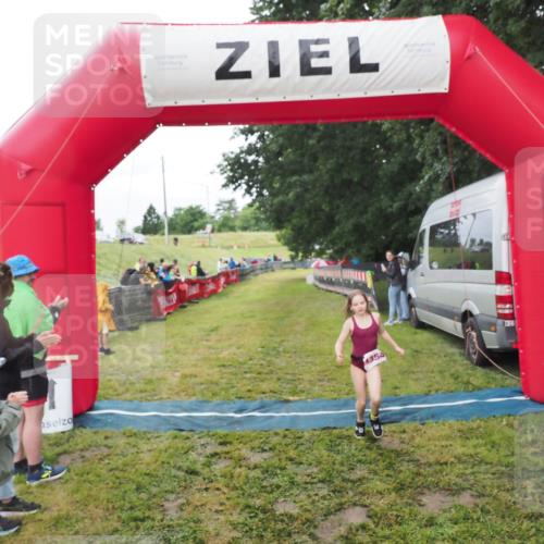 21.06.2025 - 27. Vierlanden-Triathlon MichiJ http://msf.ph/oto/8051334 15.06.2026 15:22:26 Ziel 1354 meine-sportfotos.de