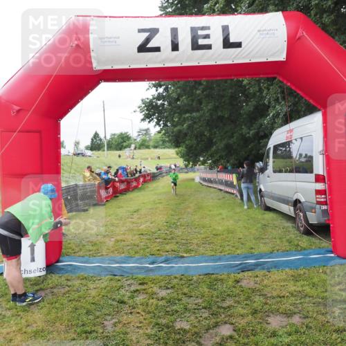 21.06.2025 - 27. Vierlanden-Triathlon MichiJ http://msf.ph/oto/8051335 15.06.2026 15:24:30 Ziel 1323 meine-sportfotos.de