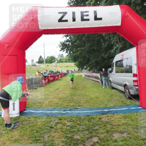 21.06.2025 - 27. Vierlanden-Triathlon MichiJ http://msf.ph/oto/8051340 15.06.2026 15:24:31 Ziel 1323 meine-sportfotos.de