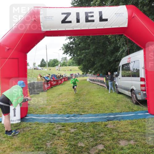 21.06.2025 - 27. Vierlanden-Triathlon MichiJ http://msf.ph/oto/8051342 15.06.2026 15:24:32 Ziel 1323 meine-sportfotos.de