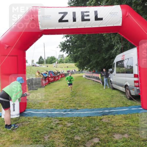 21.06.2025 - 27. Vierlanden-Triathlon MichiJ http://msf.ph/oto/8051344 15.06.2026 15:24:32 Ziel 1323 meine-sportfotos.de