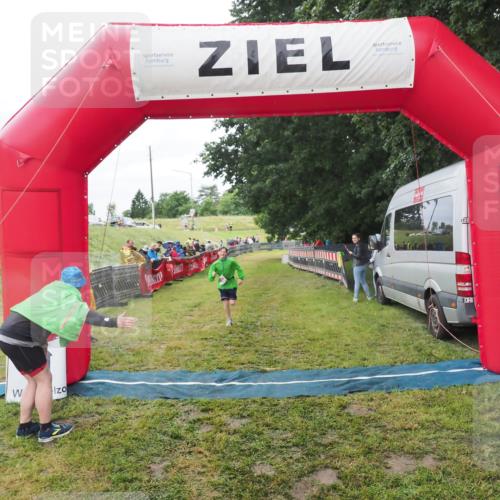 21.06.2025 - 27. Vierlanden-Triathlon MichiJ http://msf.ph/oto/8051347 15.06.2026 15:24:32 Ziel 1323 meine-sportfotos.de