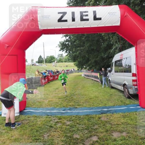 21.06.2025 - 27. Vierlanden-Triathlon MichiJ http://msf.ph/oto/8051348 15.06.2026 15:24:32 Ziel 1323 meine-sportfotos.de