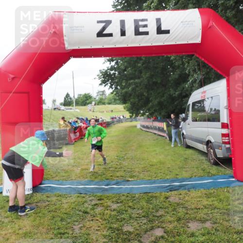 21.06.2025 - 27. Vierlanden-Triathlon MichiJ http://msf.ph/oto/8051351 15.06.2026 15:24:33 Ziel 1323 meine-sportfotos.de