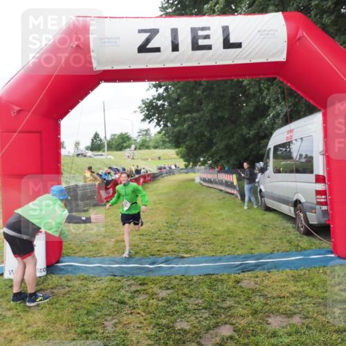 21.06.2025 - 27. Vierlanden-Triathlon MichiJ http://msf.ph/oto/8051352 15.06.2026 15:24:33 Ziel 1323 meine-sportfotos.de
