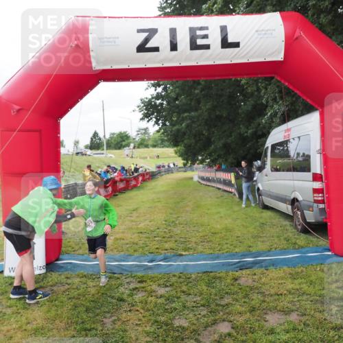 21.06.2025 - 27. Vierlanden-Triathlon MichiJ http://msf.ph/oto/8051353 15.06.2026 15:24:33 Ziel 1323 meine-sportfotos.de