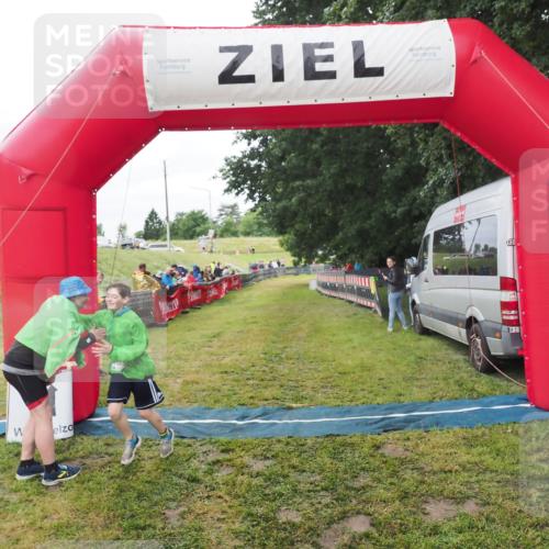 21.06.2025 - 27. Vierlanden-Triathlon MichiJ http://msf.ph/oto/8051354 15.06.2026 15:24:34 Ziel 1323 meine-sportfotos.de