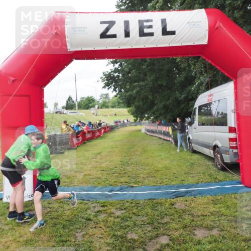 21.06.2025 - 27. Vierlanden-Triathlon MichiJ http://msf.ph/oto/8051355 15.06.2026 15:24:34 Ziel 1323 meine-sportfotos.de