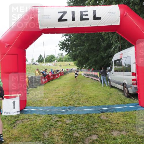 21.06.2025 - 27. Vierlanden-Triathlon MichiJ http://msf.ph/oto/8051358 15.06.2026 15:24:47 Ziel 1342, 1350 meine-sportfotos.de