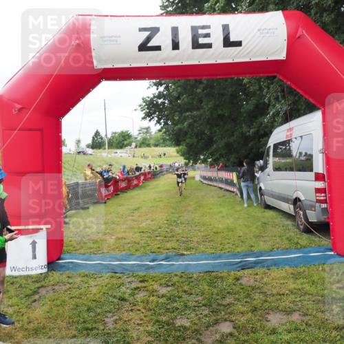 21.06.2025 - 27. Vierlanden-Triathlon MichiJ http://msf.ph/oto/8051361 15.06.2026 15:24:47 Ziel 1342, 1350 meine-sportfotos.de
