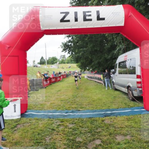 21.06.2025 - 27. Vierlanden-Triathlon MichiJ http://msf.ph/oto/8051366 15.06.2026 15:24:48 Ziel 1342, 1350 meine-sportfotos.de