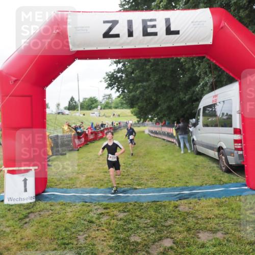 21.06.2025 - 27. Vierlanden-Triathlon MichiJ http://msf.ph/oto/8051377 15.06.2026 15:24:49 Ziel 1342, 1350 meine-sportfotos.de
