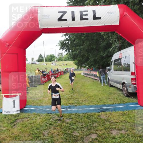 21.06.2025 - 27. Vierlanden-Triathlon MichiJ http://msf.ph/oto/8051379 15.06.2026 15:24:50 Ziel 1342, 1350 meine-sportfotos.de