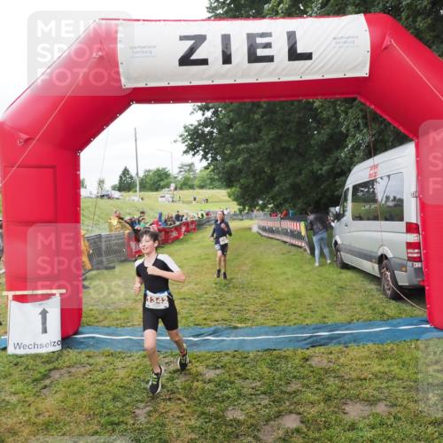 21.06.2025 - 27. Vierlanden-Triathlon MichiJ http://msf.ph/oto/8051380 15.06.2026 15:24:50 Ziel 1342, 1350 meine-sportfotos.de