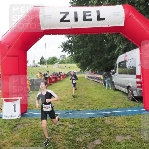 21.06.2025 - 27. Vierlanden-Triathlon MichiJ http://msf.ph/oto/8051381 15.06.2026 15:24:50 Ziel 1342, 1350 meine-sportfotos.de