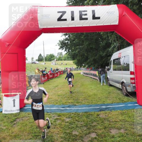 21.06.2025 - 27. Vierlanden-Triathlon MichiJ http://msf.ph/oto/8051382 15.06.2026 15:24:50 Ziel 1342, 1350 meine-sportfotos.de