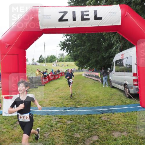 21.06.2025 - 27. Vierlanden-Triathlon MichiJ http://msf.ph/oto/8051383 15.06.2026 15:24:50 Ziel 1342, 1350 meine-sportfotos.de