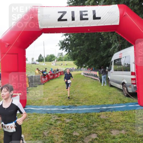 21.06.2025 - 27. Vierlanden-Triathlon MichiJ http://msf.ph/oto/8051384 15.06.2026 15:24:51 Ziel 1342, 1350 meine-sportfotos.de
