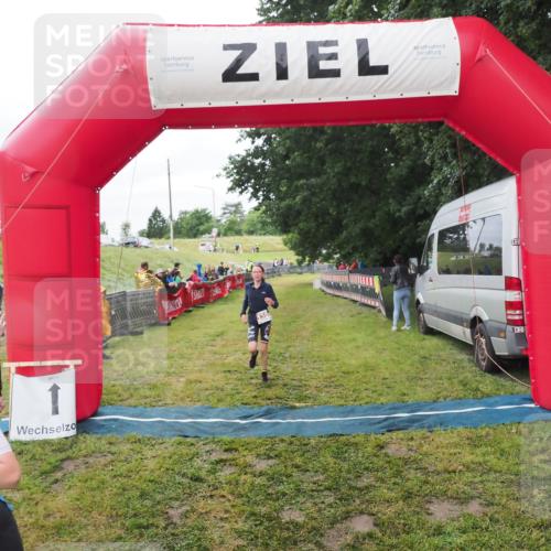 21.06.2025 - 27. Vierlanden-Triathlon MichiJ http://msf.ph/oto/8051385 15.06.2026 15:24:51 Ziel 1342, 1350 meine-sportfotos.de