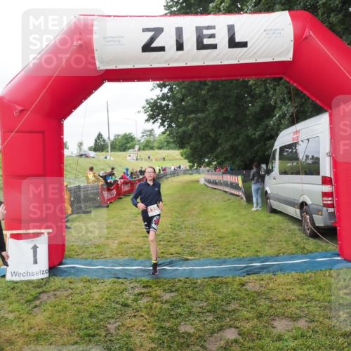 21.06.2025 - 27. Vierlanden-Triathlon MichiJ http://msf.ph/oto/8051386 15.06.2026 15:24:51 Ziel 1342, 1350 meine-sportfotos.de
