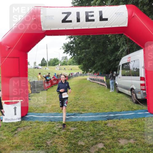 21.06.2025 - 27. Vierlanden-Triathlon MichiJ http://msf.ph/oto/8051387 15.06.2026 15:24:51 Ziel 1342, 1350 meine-sportfotos.de