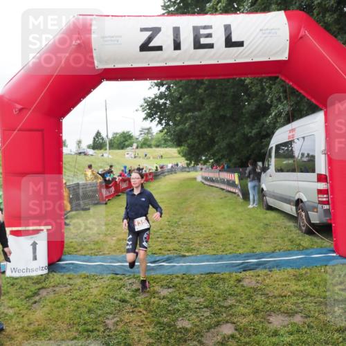 21.06.2025 - 27. Vierlanden-Triathlon MichiJ http://msf.ph/oto/8051388 15.06.2026 15:24:51 Ziel 1342, 1350 meine-sportfotos.de