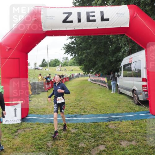 21.06.2025 - 27. Vierlanden-Triathlon MichiJ http://msf.ph/oto/8051389 15.06.2026 15:24:51 Ziel 1342, 1350 meine-sportfotos.de