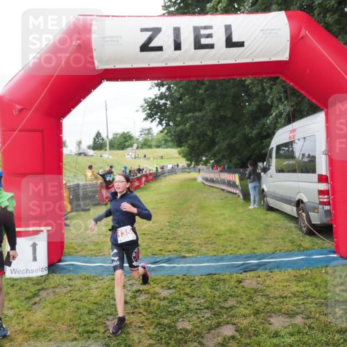 21.06.2025 - 27. Vierlanden-Triathlon MichiJ http://msf.ph/oto/8051390 15.06.2026 15:24:52 Ziel 1342, 1350 meine-sportfotos.de