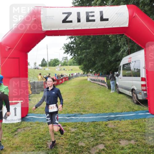 21.06.2025 - 27. Vierlanden-Triathlon MichiJ http://msf.ph/oto/8051391 15.06.2026 15:24:52 Ziel 1342, 1350 meine-sportfotos.de