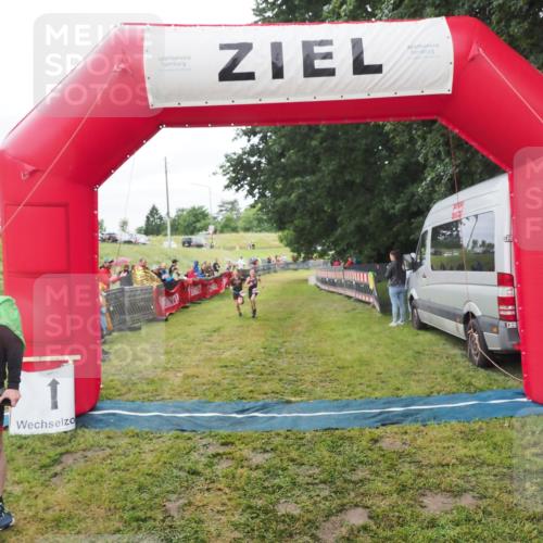 21.06.2025 - 27. Vierlanden-Triathlon MichiJ http://msf.ph/oto/8051399 15.06.2026 15:24:59 Ziel 1352, 1370 meine-sportfotos.de