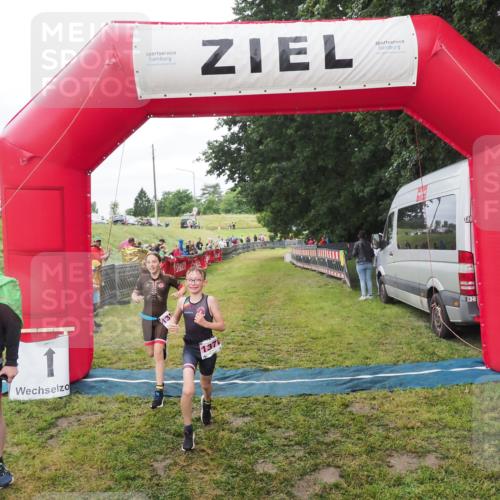 21.06.2025 - 27. Vierlanden-Triathlon MichiJ http://msf.ph/oto/8051414 15.06.2026 15:25:01 Ziel 1352, 1370 meine-sportfotos.de