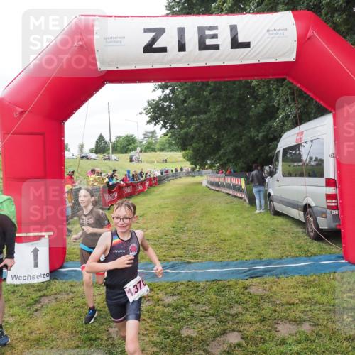 21.06.2025 - 27. Vierlanden-Triathlon MichiJ http://msf.ph/oto/8051417 15.06.2026 15:25:01 Ziel 1352, 1370 meine-sportfotos.de