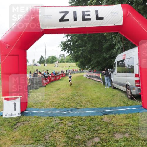 21.06.2025 - 27. Vierlanden-Triathlon MichiJ http://msf.ph/oto/8051425 15.06.2026 15:25:47 Ziel 1356 meine-sportfotos.de