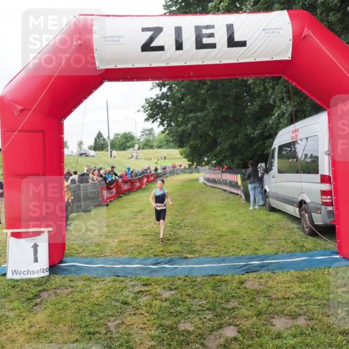 21.06.2025 - 27. Vierlanden-Triathlon MichiJ http://msf.ph/oto/8051434 15.06.2026 15:25:48 Ziel 1356 meine-sportfotos.de