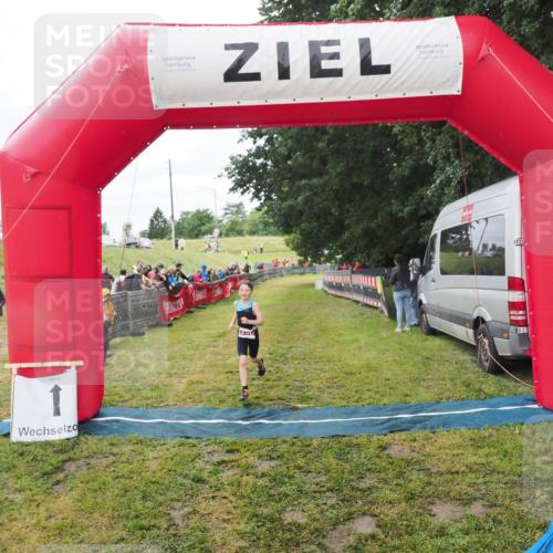 21.06.2025 - 27. Vierlanden-Triathlon MichiJ http://msf.ph/oto/8051435 15.06.2026 15:25:49 Ziel 1356 meine-sportfotos.de