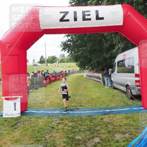 21.06.2025 - 27. Vierlanden-Triathlon MichiJ http://msf.ph/oto/8051436 15.06.2026 15:25:49 Ziel 1356 meine-sportfotos.de
