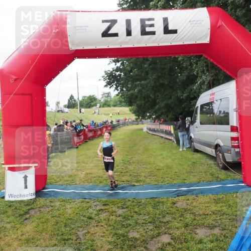 21.06.2025 - 27. Vierlanden-Triathlon MichiJ http://msf.ph/oto/8051437 15.06.2026 15:25:49 Ziel 1356 meine-sportfotos.de