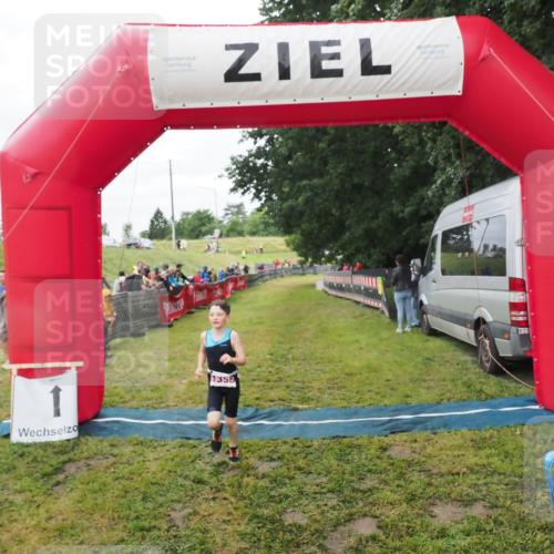 21.06.2025 - 27. Vierlanden-Triathlon MichiJ http://msf.ph/oto/8051439 15.06.2026 15:25:49 Ziel 1356 meine-sportfotos.de